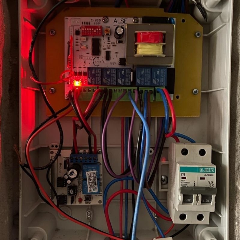Cambio de placa controladora en portón guillotina. Instalación de placa ALSE con nuevos controles para optimizar el funcionamiento del portón. Trabajo realizado por HERREELEC.